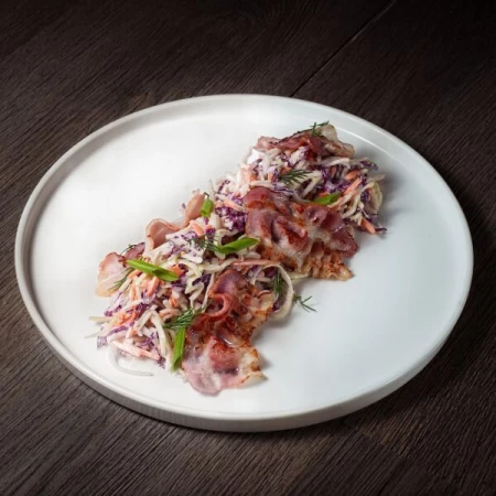 Салат Коул-Слоу с жареным беконом 