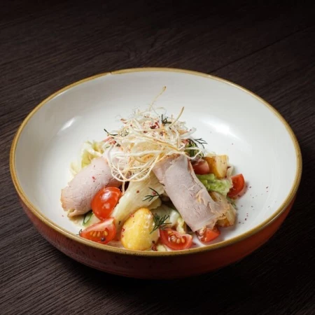 Салат с рулетами из буженины и сырным муссом