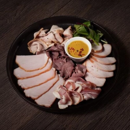 Тарелка мясных деликатесов 