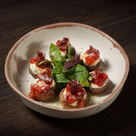 Шампиньоны с сыром,сацебели и чипсами из бекона