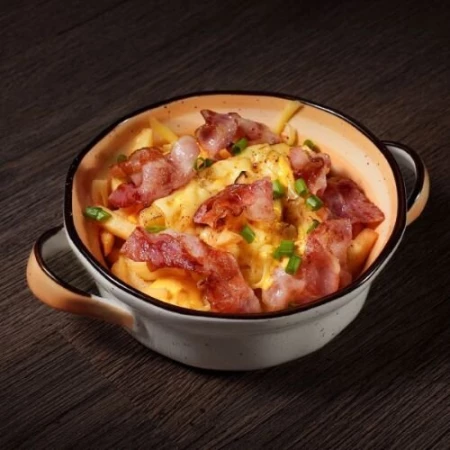 Картофель фри с сыром и беконом 