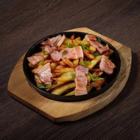 Сковородка с картофелем и копченой свиной грудинкой