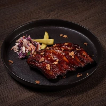 Томленые свиные ребра в соусе барбекю-терияки 