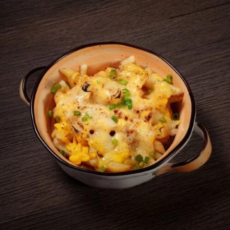  Картофель фри с горячим сыром и пармезаном