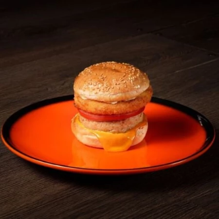 Бургер из курицы с сырной котлетой 