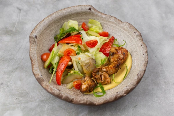 Салат c куриным филе,овощами гриль и соусом карри