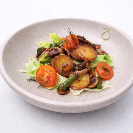 Салат с молодым картофелеми грибами