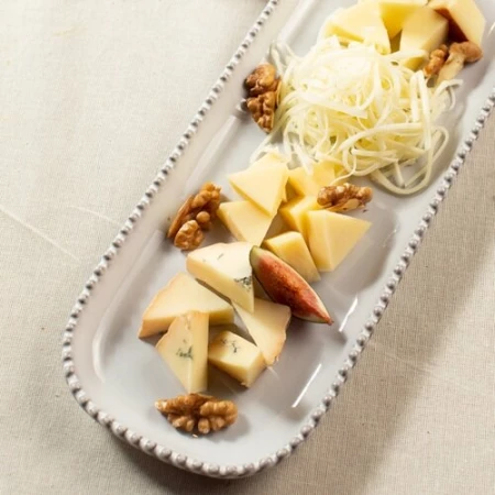 Ассорти сыров с медом, орехом и инжиром