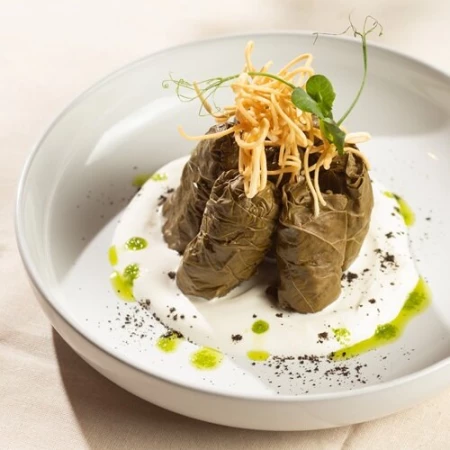 Долма с говядиной в виноградных листьях