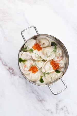 Пельмени из щуки в сливочном соусе с красной икрой