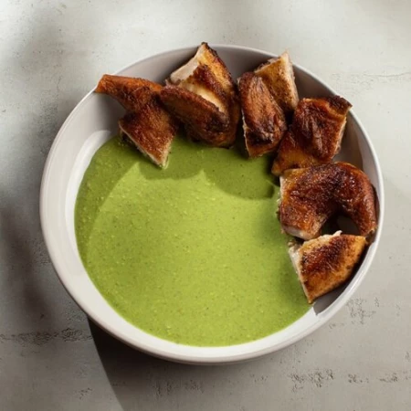 Жареная по-домашнему курица с ореховым соусом Баже 