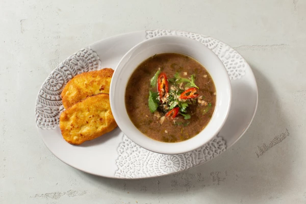 Лобио из фасоли с кукурузно-сырными лепешками 