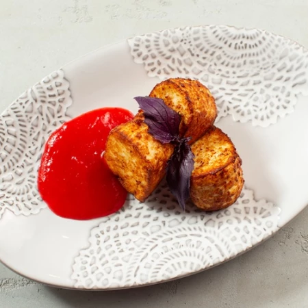 Жареный сыр с томатным джемом