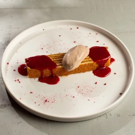 Медовый торт с шоколадным кремом Ганаш и вишневым топингом