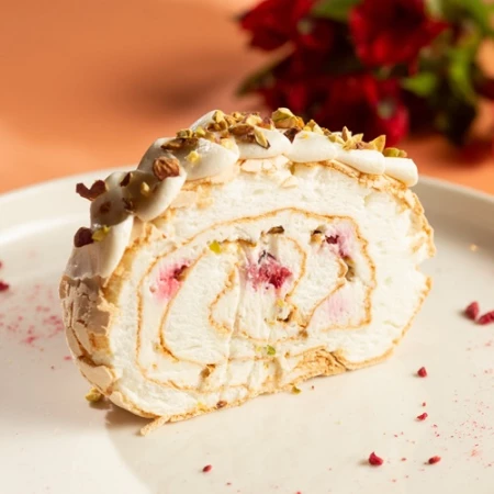 Меренговый рулет с малиной и фисташками