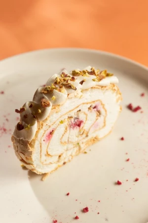 Меренговый рулет с малиной и фисташками 
