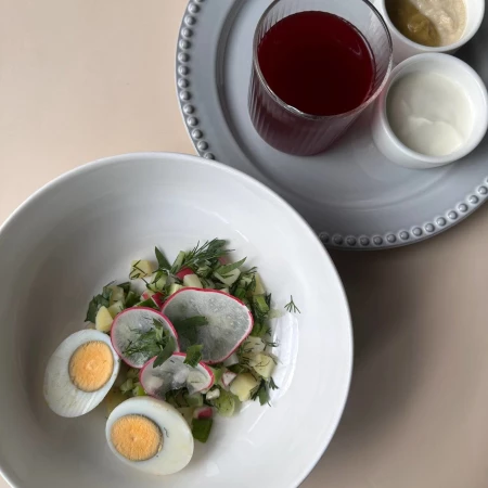 Свекольник с отварным яйцом и свежими овощами