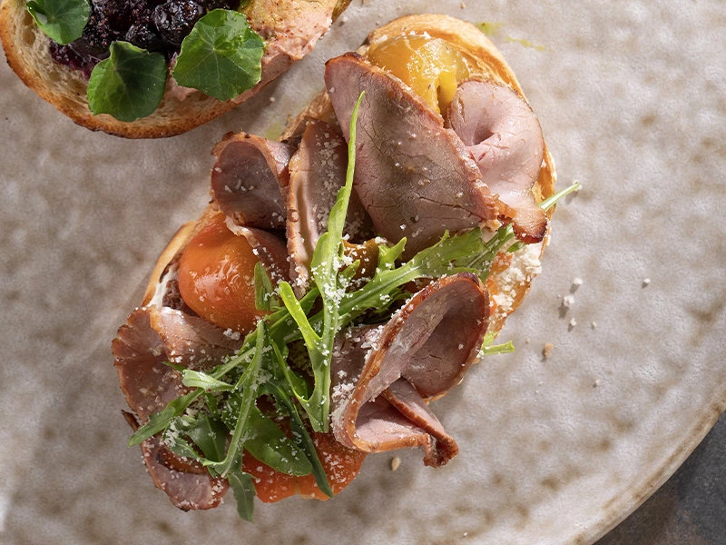 Брускетта с ростбифом