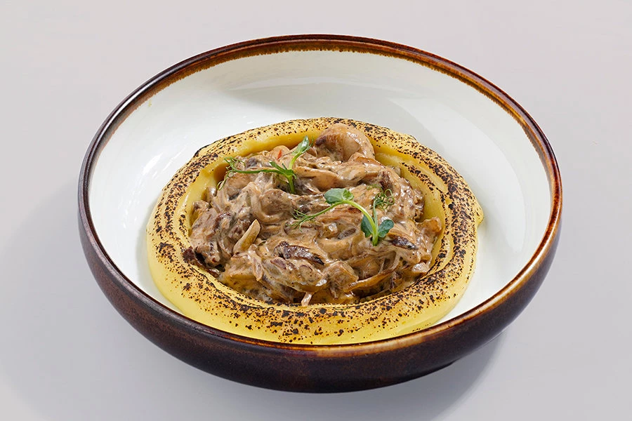 Бефстроганов с белыми грибами 