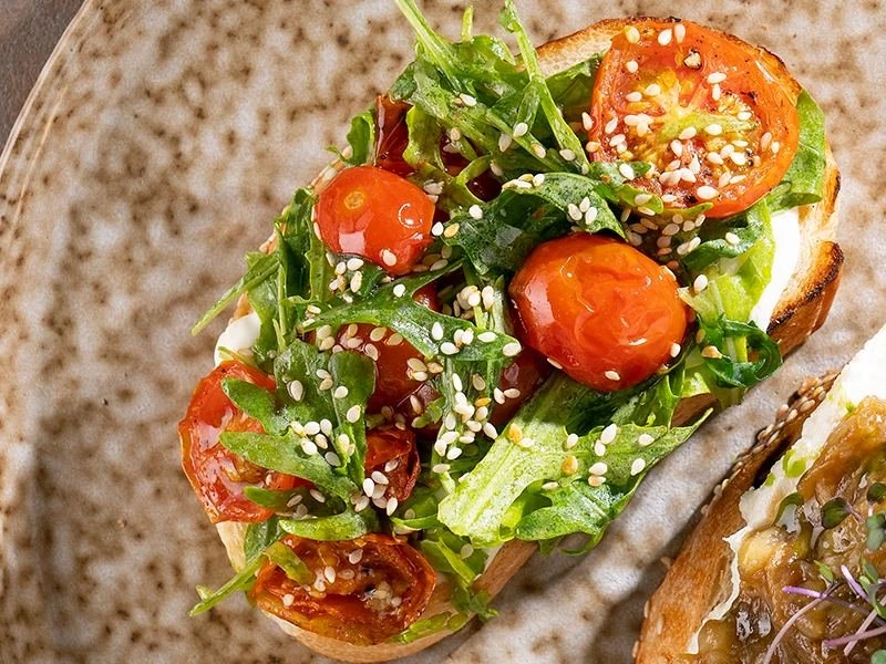 Брускетта с томатами и моцареллой