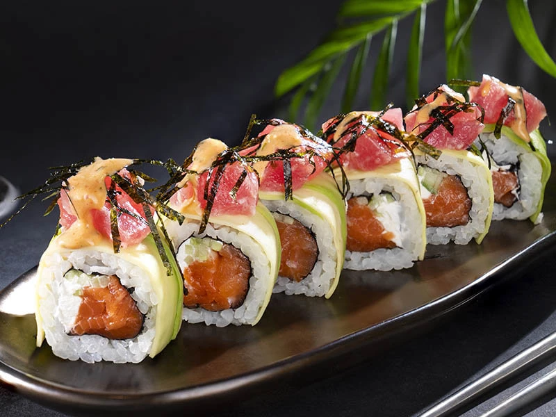 С тунцом и лососем ролл