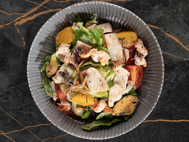 Салат теплый с морепродуктами