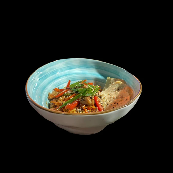 Яичная лапша с курицей и сладким соусом чили