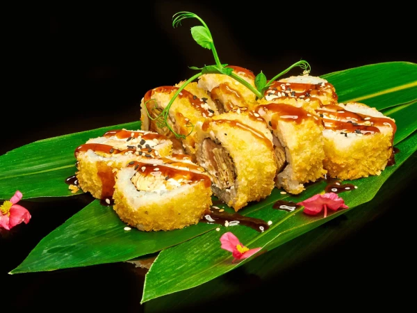 Ролл жареный с лососем 320