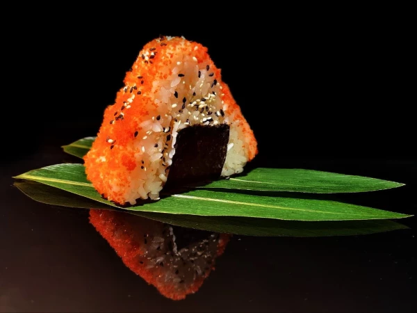 Онигири с лососем спайси 140