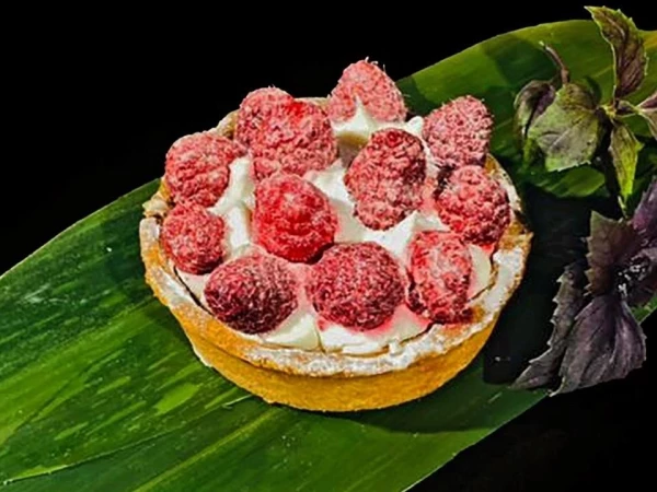 Сливочная тарталетка со свежей малиной 120