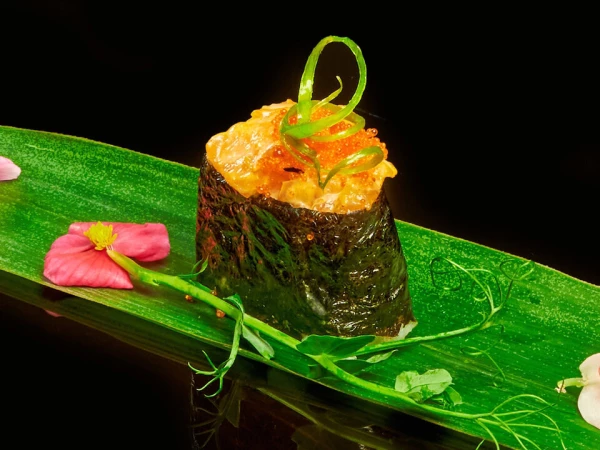 Гункан с лососем 41