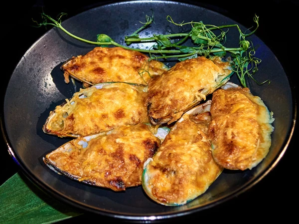 Мидии запеченные три сыра 250