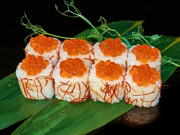 Ролл с красной икрой и трюфельной пастой