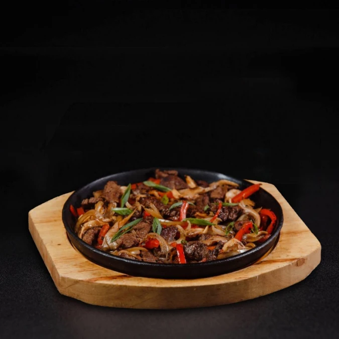 Горячая сковородка с ягнёнком