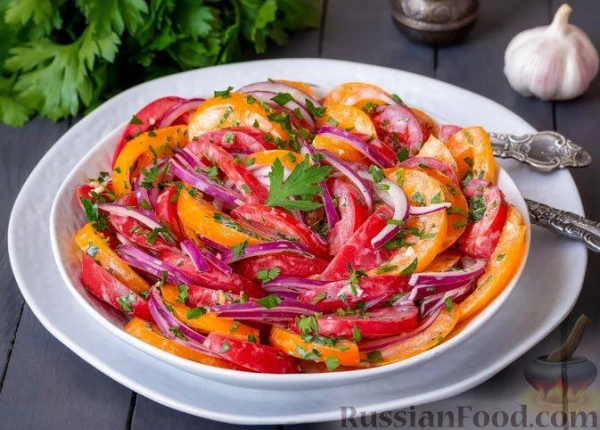 Маринованный салат из помидоров с луком и зеленью