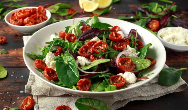 Салат прованский с вялеными томатами