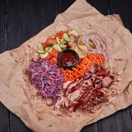 Рваная свининка "Pulled Pork" на тарелке