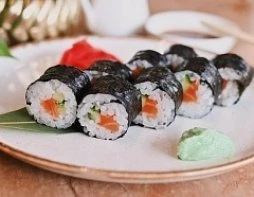 Маки с семгой и огурцом