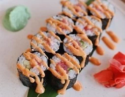 Маки с острым тунцом и огурцом