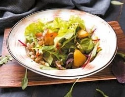 Салат с курицей гриль и теплыми овощами