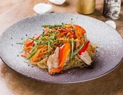 Стеклянная лапша со свининой, овощами и зеленью