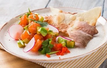 Тартар с семгой и авокадо