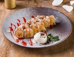 Сладкий ролл с бананом, шоколадным сыром и мороженым