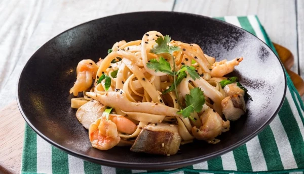 Удон в тайском соусе(курица/морепродукты)
