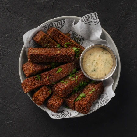 Гренки чесночные с соусом BBQ и чесночным айоли