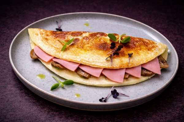 Омлет с ветчиной, шампиньонами и сыром 