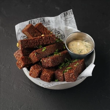 Гренки чесночные с соусом BBQ и чесночным айоли