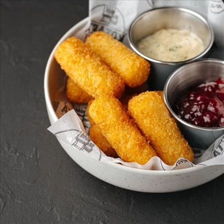 Сырные палочки с соусом брусничный BBQ и чесночный айоли