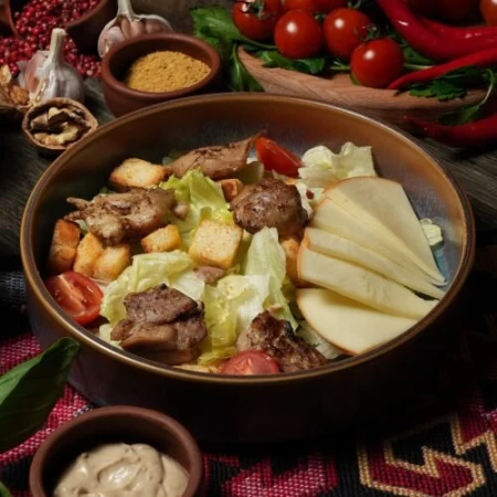 Салат Цезарь с копченым сыром и куриным шашлыком 