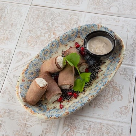 Рулетики из языка с начинкой из сыра и орехов
